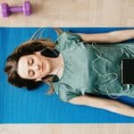 Frau macht Bodyscan Meditation