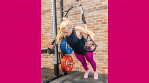 Beatrice Drach trainiert mit dem TRX-Schlingentrainer im Fitnessstudio und stärkt ihre Tiefenmuskulatur – effektives Ganzkörpertraining für Frauen ab 45.