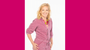 Beatrice Drach lächelnd in pinkem Outfit – Podcast-Episode über Erschöpfung und neue Energie in der Lebensmitte