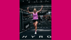 Beatrice Drachjubelt nach erfolgreichem HYROX-Wettkampf im Fitnessstudio – Krafttraining und Ausdauer für starke Frauen in den Wechseljahren