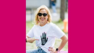 Beatrice Drach mit „Anti-Aging Club“-Shirt bei Podcastfolge „This is 55“ über gesundes Älterwerden, Krafttraining ab 45 und Lebensfreude