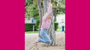 Beatrice Drach springt voller Lebensfreude im Park und steht für gesundes Älterwerden, Bewegung und Fitness für Frauen ab 45.