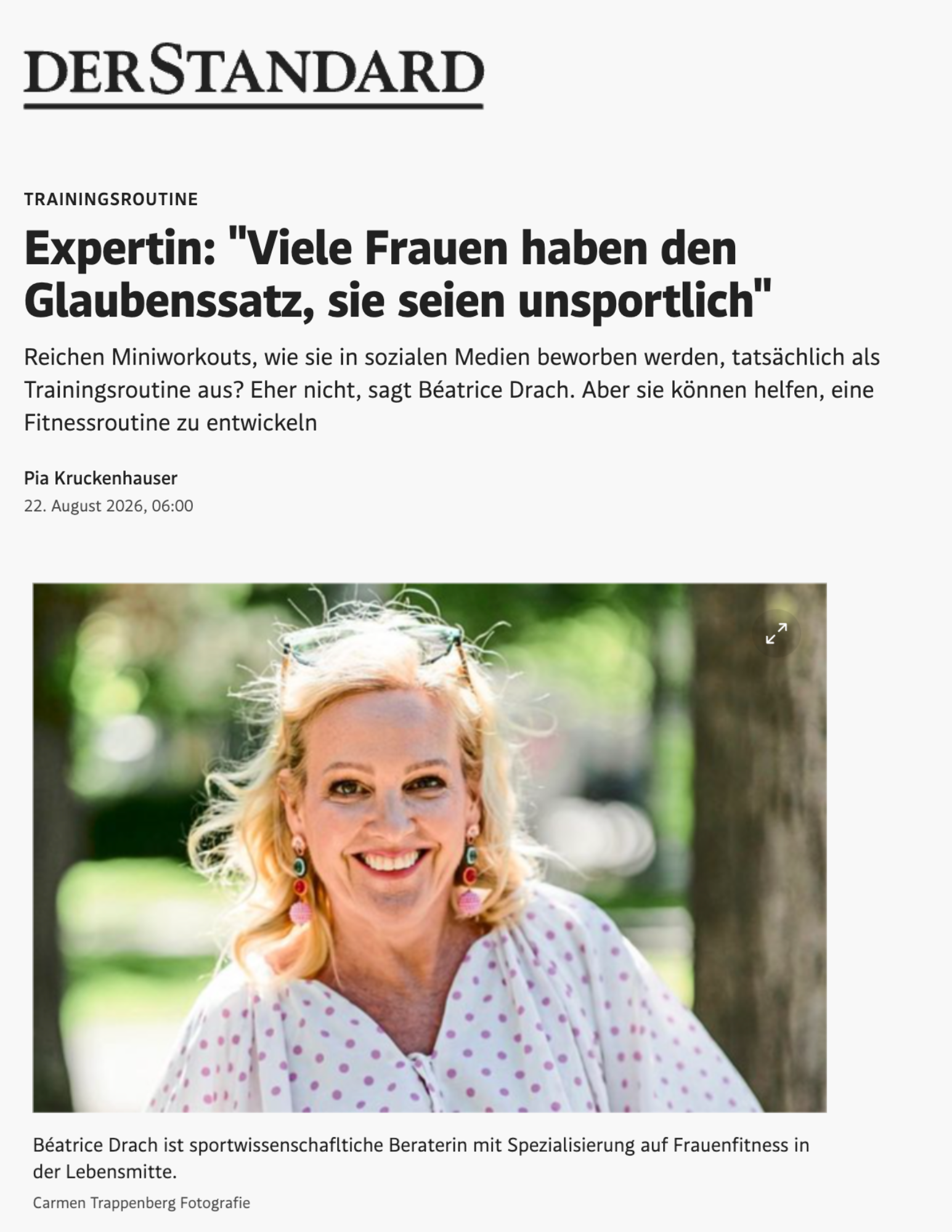 Béatrice Drach, sportwissenschaftliche Beraterin für Frauenfitness in den Wechseljahren, lächelt im Freien – Porträtfoto zum DER STANDARD Artikel über Trainingsroutinen für Frauen 40+