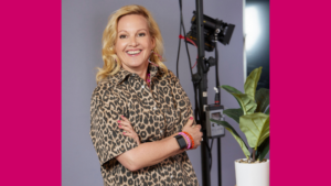 Béatrice Drach lächelt mit verschränkten Armen im Studio, trägt ein Leoparden-Hemd und ein WHOOP-Band am Handgelenk