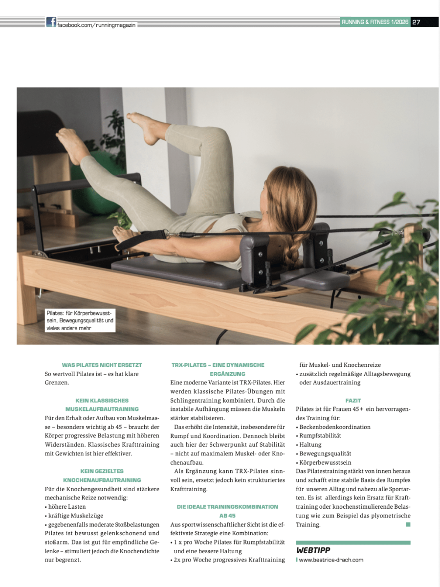 Frau beim Reformer-Pilates Training zur Stärkung von Rumpf, Beckenboden und Körpermitte – funktionelles Training für Frauen ab 45