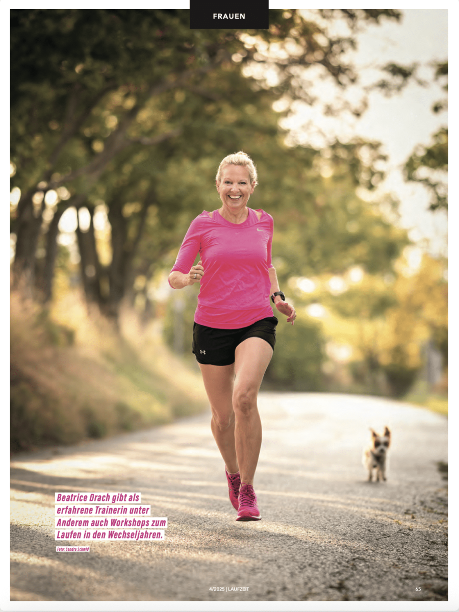 Lächelnde Frau über 45 joggt bei Sonnenlicht durch eine Allee, begleitet von einem kleinen Hund – steht für Fitness und Lebensfreude in den Wechseljahren.